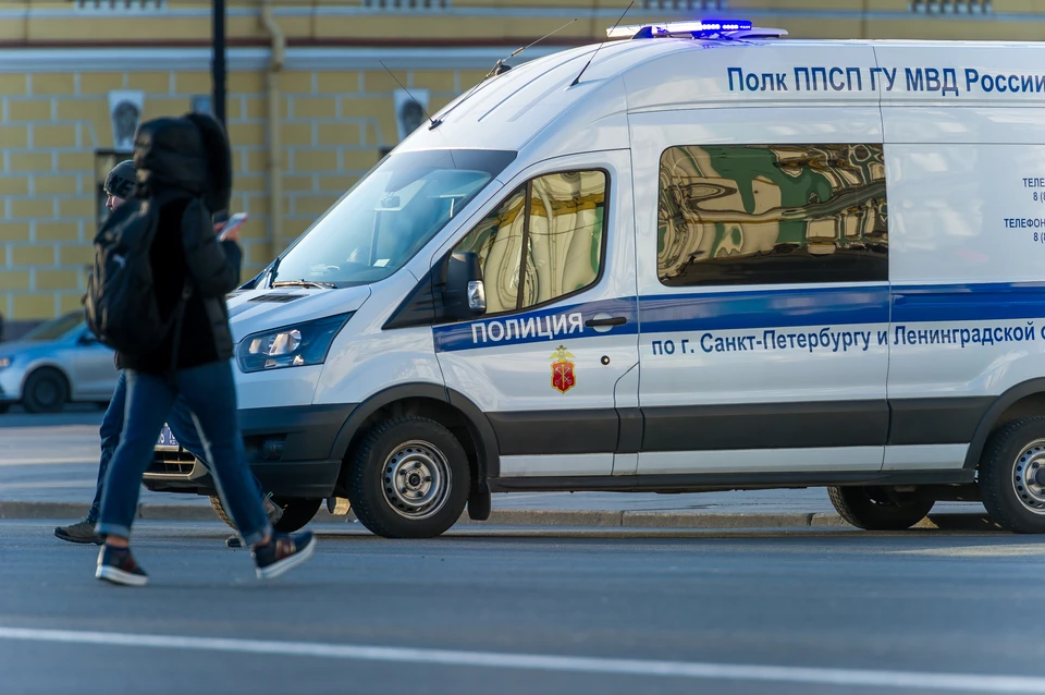 Полиция ищет грабителя, который унес 2,5 миллиона рублей из банка.