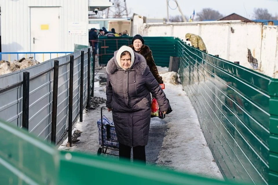Киев еще в 2014 году вынудил стариков в Донбассе «путешествовать» за своими пенсиями. Фото: Мониторинговая миссия ООН