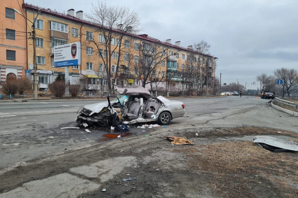 Во врем ДТП в Находке серьезно пострадали двое пассажиров автомобиля Toyota Crown. Фото: пресс-служба ОМВД России по городу Находке