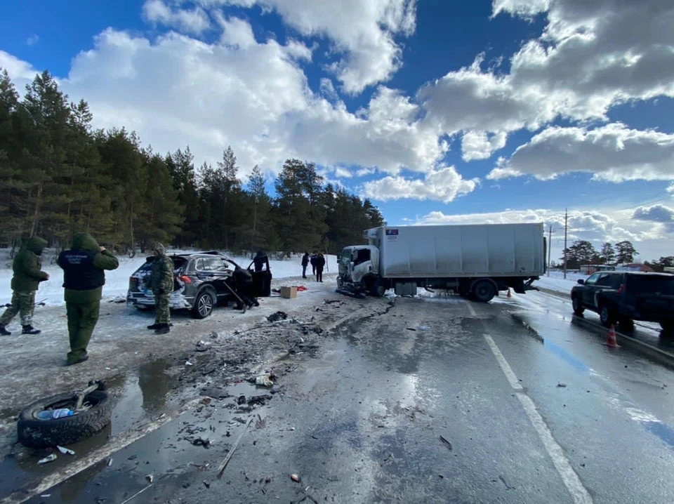 В результате столкновения кроссовера с грузовиком погибли семь человек