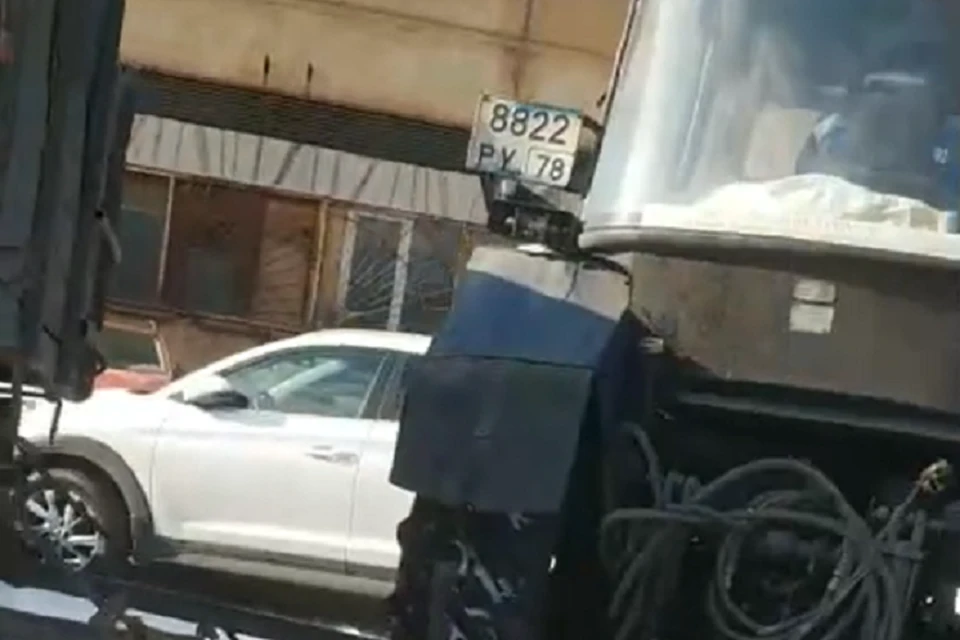 Пьяный тракторист снес ряд припаркованных машин в Петербурге
