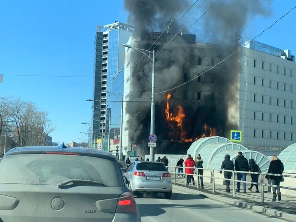 Крупный пожар охватил два этажа здания Фото: предоставлено КП-Самара