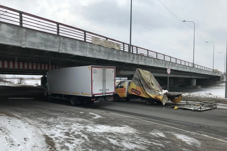 За 12 марта о Мост глупости поочередно разбились два грузовика. Причем второй уже видел первое ДТП. Фото: vk.com/spb_today