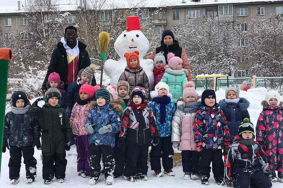 Студент из Гвинеи Кондэ и одна из групп Фото: администрация Красноярска
