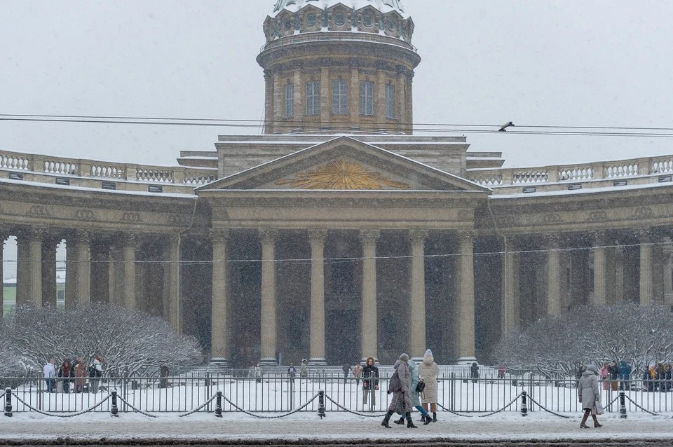 Петербург накрыла метель. Но уже завтра снег станет мокрым, а потом и вовсе пойдет дождь.