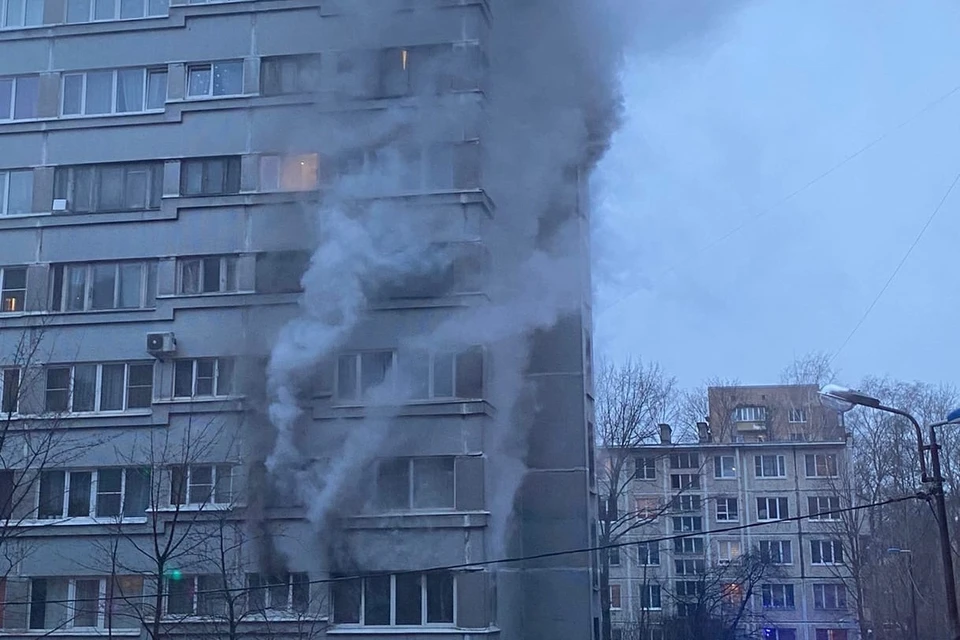 Клубы дыма вырывались из окна на втором этаже