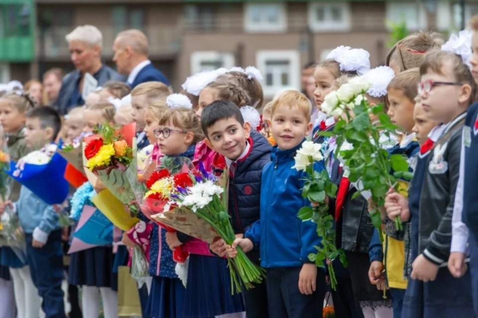 1 сентября прошло. Учителя на линейке 1 сентября. С 1 сентября первокласснику. Мурманск Школьная линейка. С 1 сентября первокласснице.