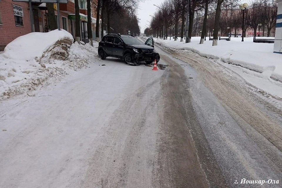 Жесть йошкар оле. Вологда аварии с автоледи в 2021 году. Авария Йошкар Ола машина на дереве. Авария на Советской вчера в Йошкар Оле.