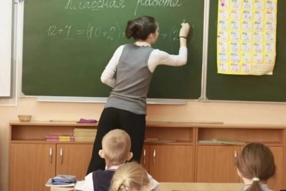 Всего в школе учатся 1738 человек.
