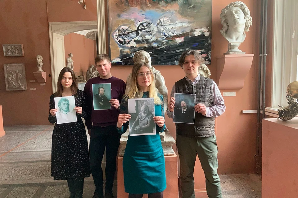 Преподаватели и студенты Академии на фоне картин Васильевой с портретами великих художников.