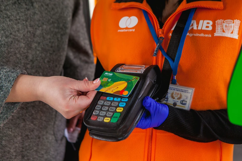 Примэрия Кишинева, Mastercard и Moldova Agroindbank запустили безналичную оплату проезда в транспорте столицы. Фото:maib.md