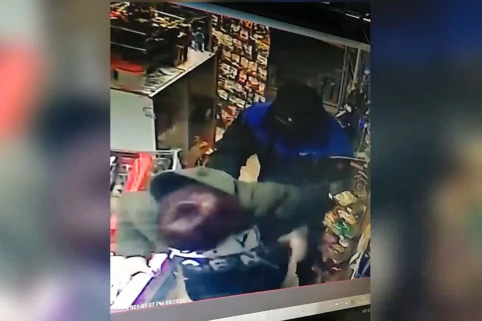 Грабителя, напавшего на продавца в Артеме, задержала полиция. Сриншот видео: пресс-служба ОМВД России по городу Артему