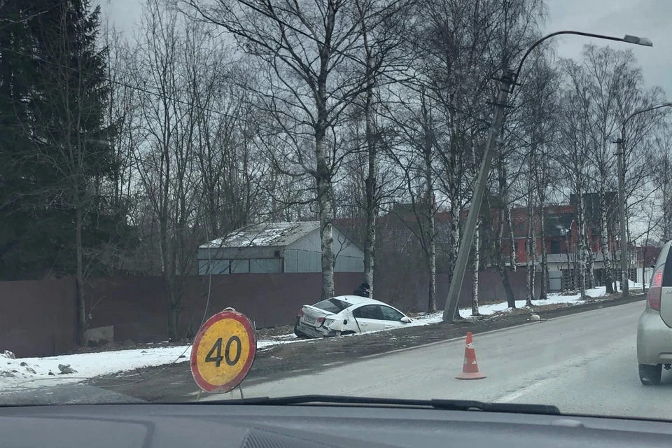 "Шевроле" улетел в канаву в Лахте. Фото: vk.com/spb_today