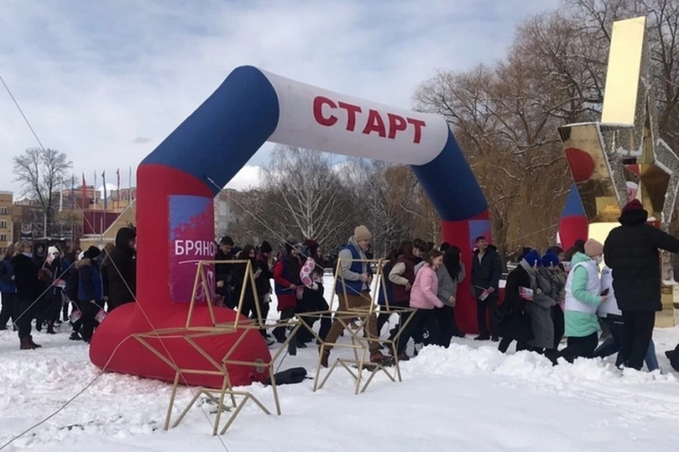 Брянске у Кургана Бессмертия прошел спортивный флешмоб под названием «Крым. Россия. Весна». Фото: РИА "Стрела".