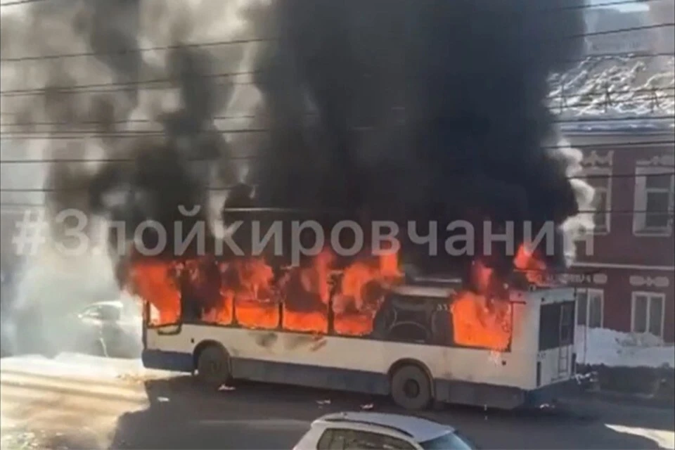 Троллейбус загорелся во время движения. Фото: vk.com/zlo43