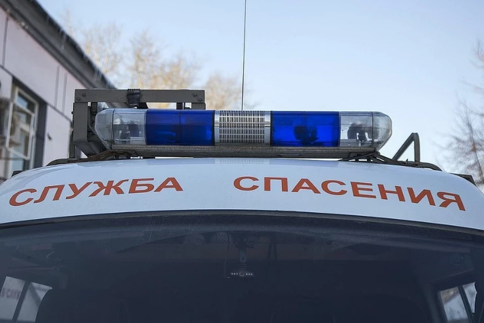 Спасатели освободили ребенка, застрявшего в автомате с конфетами.
