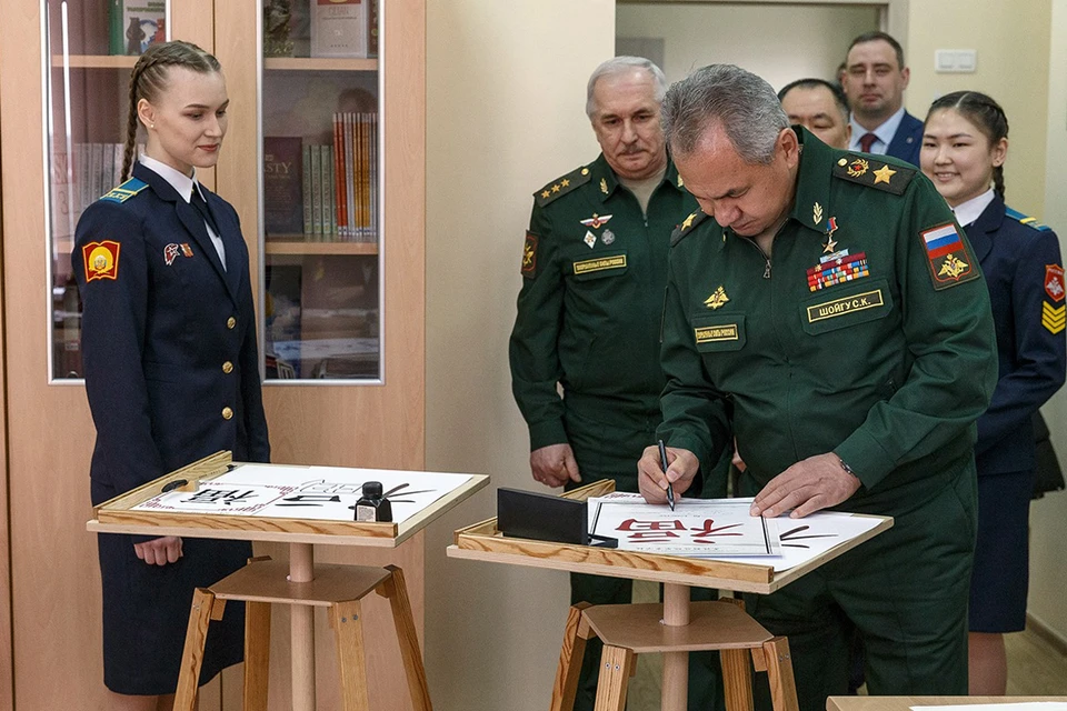 Министру вручили картину с китайским иероглифом, который символизирует счастье