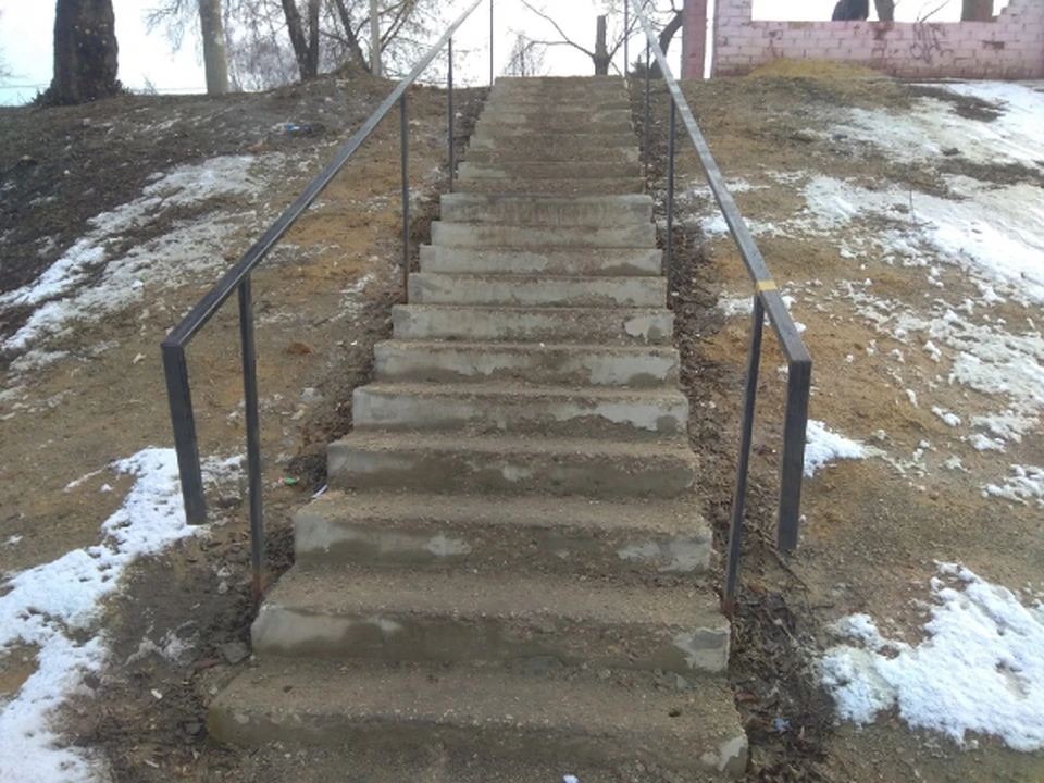 Остановился лестница. Ступеньки рушатся. Лестницы в Орле. Ореж лесница. Капитальный ремонт лестницы.