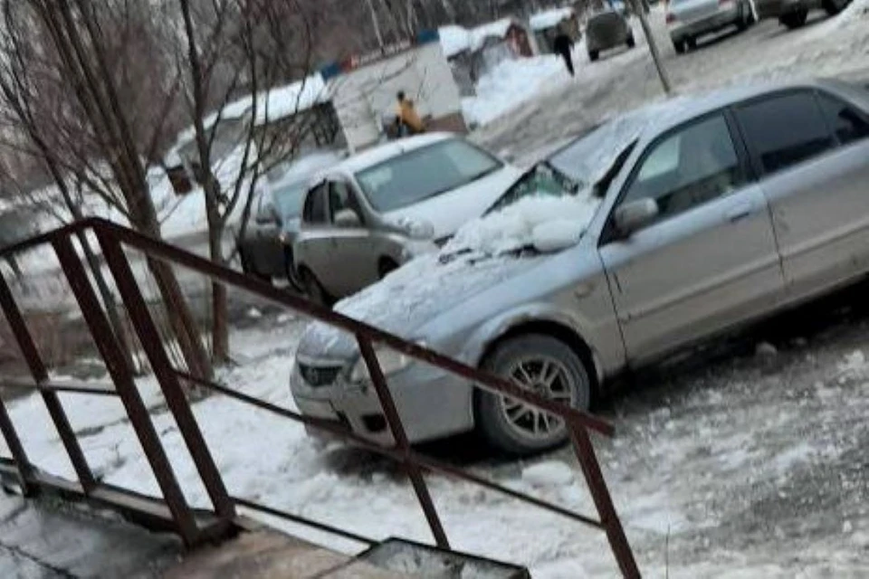 Снежная глыба, упавшая с крыши, разбила машину новосибирца. Фото: "АСТ - 54".