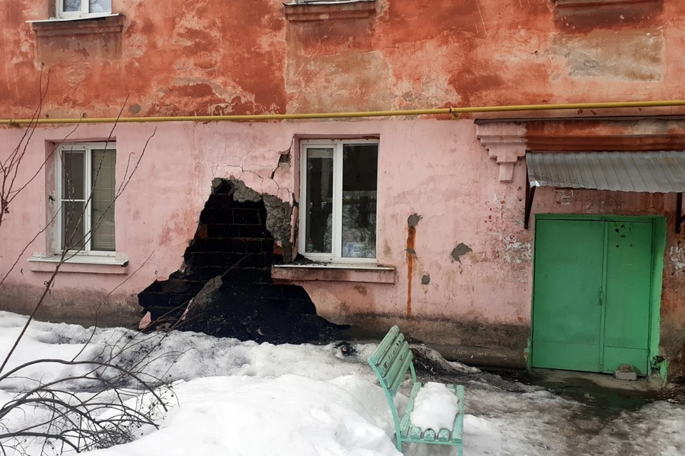 С "постаревшего" дома буквально слезает верхний слой. Фото: "Типичная Рязань".