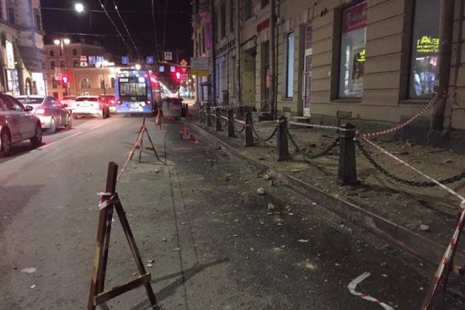 Часть фасада обвалилась на Петроградской стороне в Петербурге