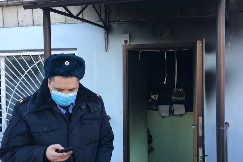 Сотрудник полиции, который в момент нападения оказался в кабинете, успел спастись. Он и вызвал на место происшествия пожарных, а также своих коллег. Фото: прокуратура Татарстана