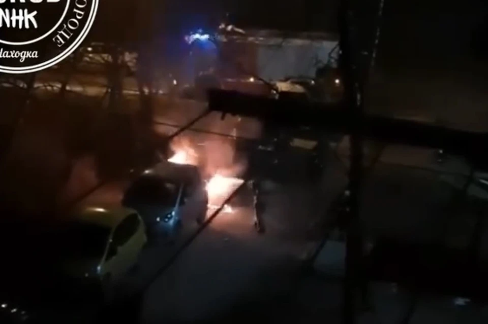 Момент тушения подожженной машины в Находке. Фото скриншот видео: instagram.com/gorod_nhk