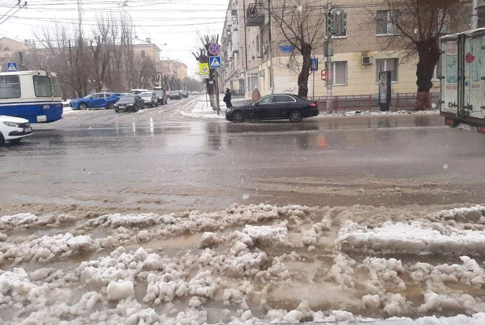 Осадки в волгограде сегодня. Пешеход в пробке.