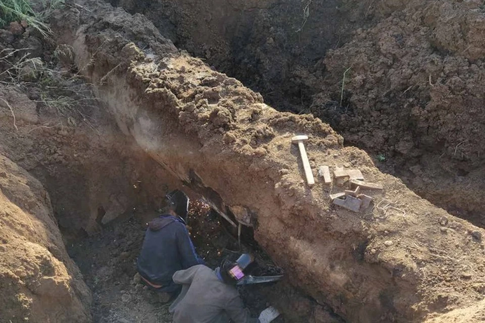Порыв на водоводе и обильные осадки привели к разрушению дамбы. Фото: КП «Вода Донбасса»