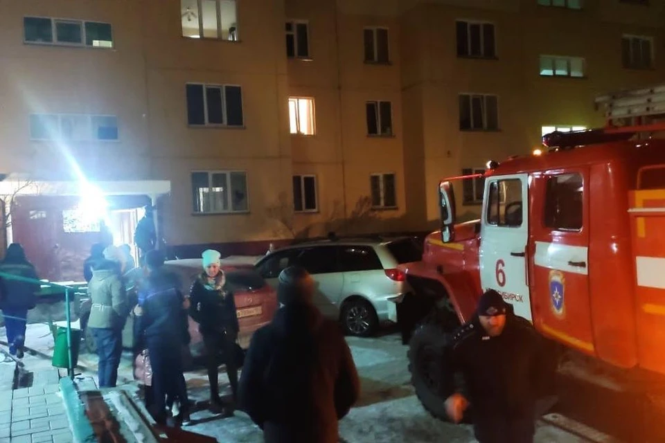 В Новосибирске в ночь с 26 на 27 марта произошел пожар в десятиэтажном жилом доме. Фото: ГУ МЧС по НСО