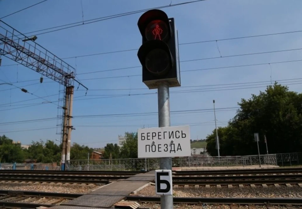 Молодой мужчина 34 лет переезжал железнодорожные пути и не услышал сигнал маневрового локомотива