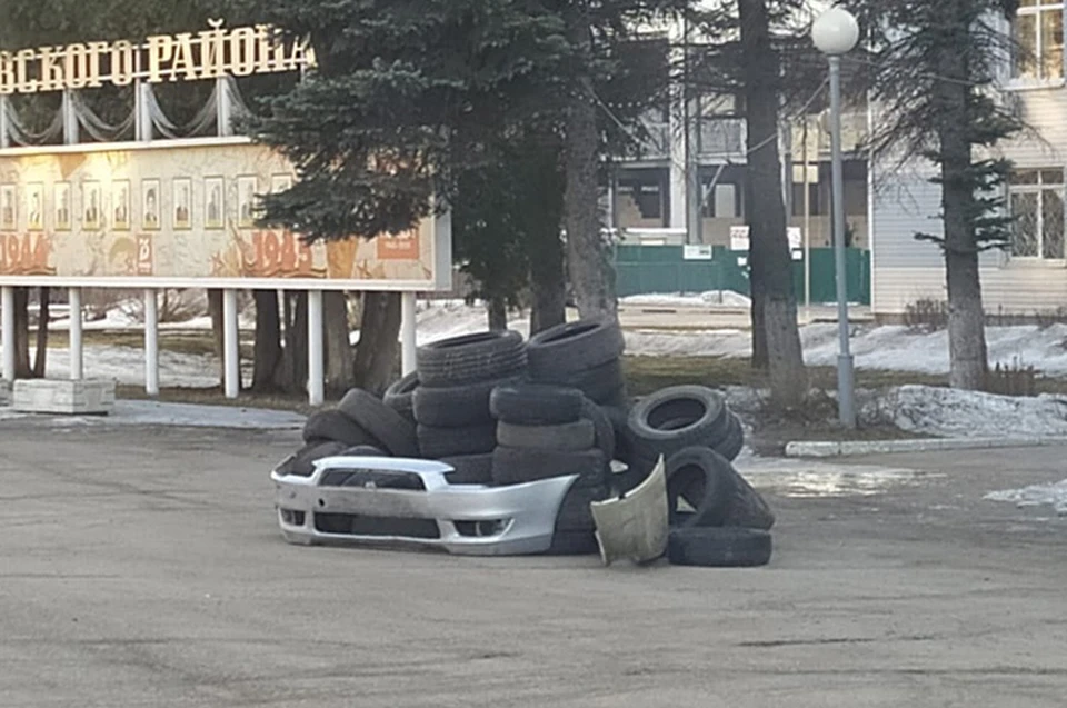 Инсталляция у входа в администрацию Конакова Фото: vk.com/puvkonakovo