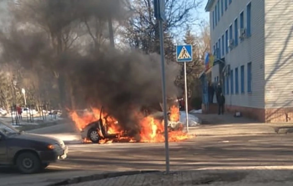 Огонь охватил автомобиль полностью.