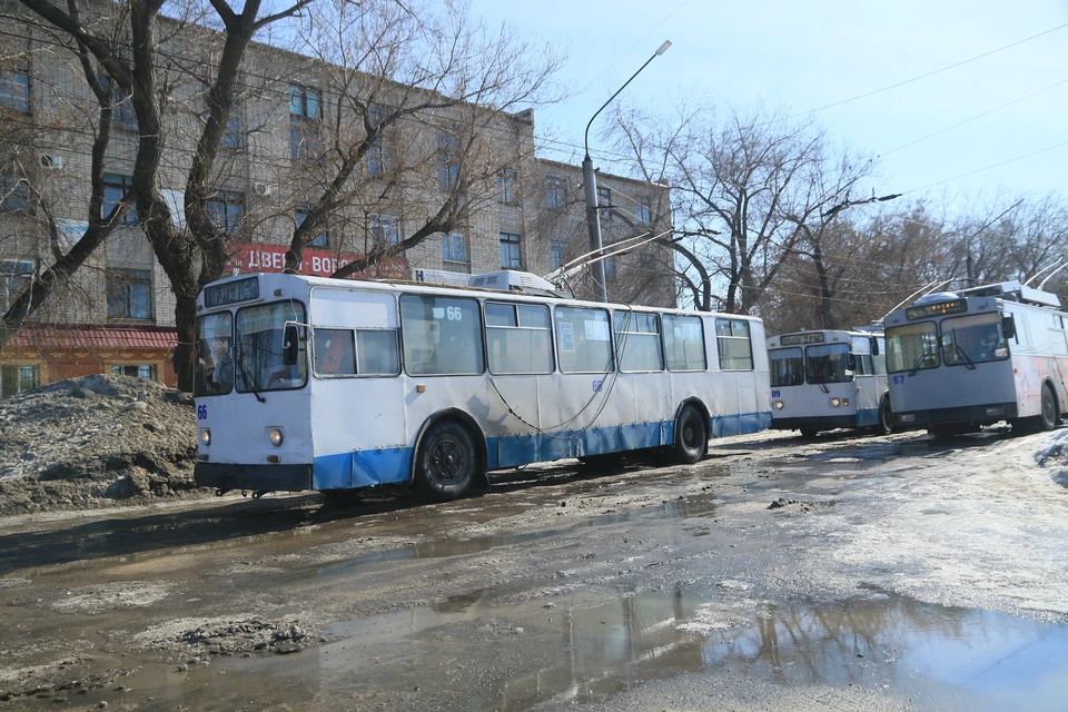 В пресс-службе горадминистрации сообщили, что начнут капитальный ремонт дорог, когда станет теплее и высохнут лужи.