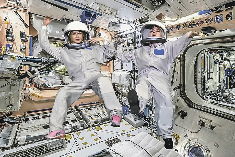 На борту МКС съемочной группе придется привыкать к условиям невесомости. Именно так это себе представляют создатели программы «Вечерний Ургант». Фото: Первый канал