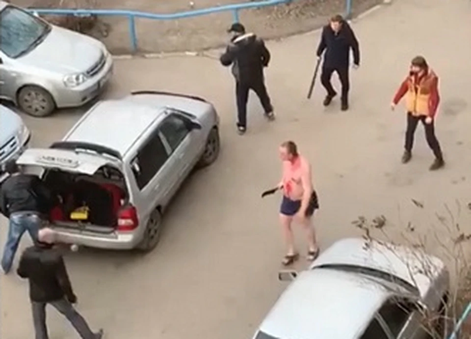 Агрессивный жилец дома напал на приехавшую в его двор семью с мачете. Фото: 12-kanal.ru