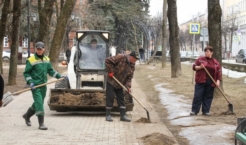 Улицы в Смоленске начали убирать от песка. Фото: администрация г. Смоленска.