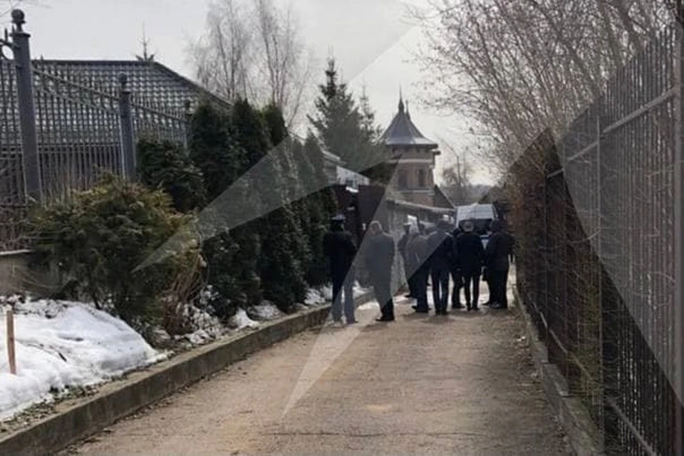 Спецназ применил гранатомет при штурме дома в Вешках