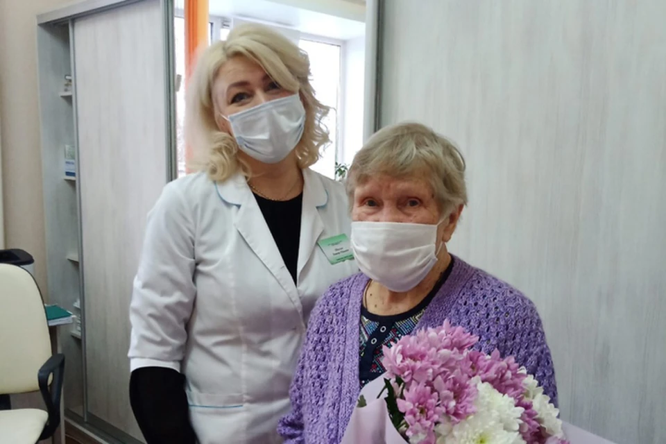 Женщине подарили цветы, как самой возрастной пациентке больницы, привившейся от коронавируса. Фото: kirovreg.ru