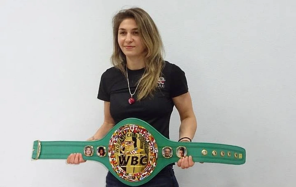 Татьяна Зражевская с поясом временной чемпионки WBA.