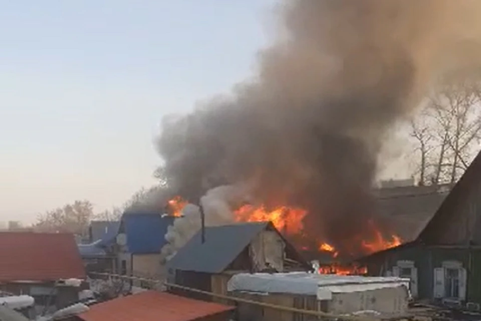 В Первомайском районе вспыхнули два частных дома. Фото: "Подслушано Первомайка".