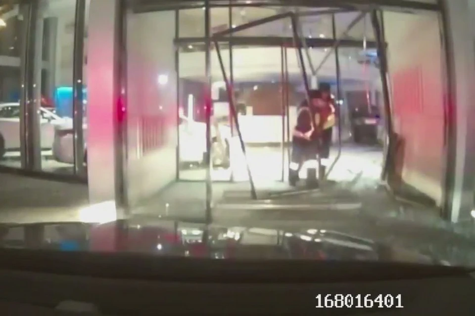 В Красноярске: после ссоры с охранником водитель протаранил автосалон Lexus. Стоп-кадр видео
