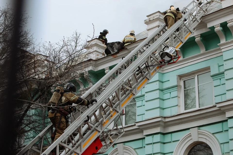 Пока врачи спасали пациенту жизнь, пламя охватывало всю крышу. Фото: правительство Амурской области