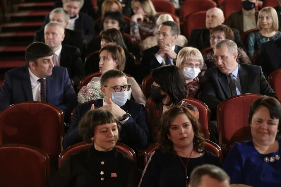 Губернатор Алексей Текслер и его супруга Ирина стали зрителями спектакля театра "Омнибус". Фото: gubernator74.ru