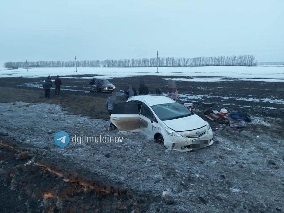 Удар был такой силы, что оба автомобиля оказались в кювете.