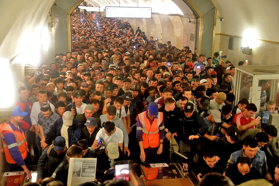 Мусульмане в Московском метро в праздник Ураза-Байрам.