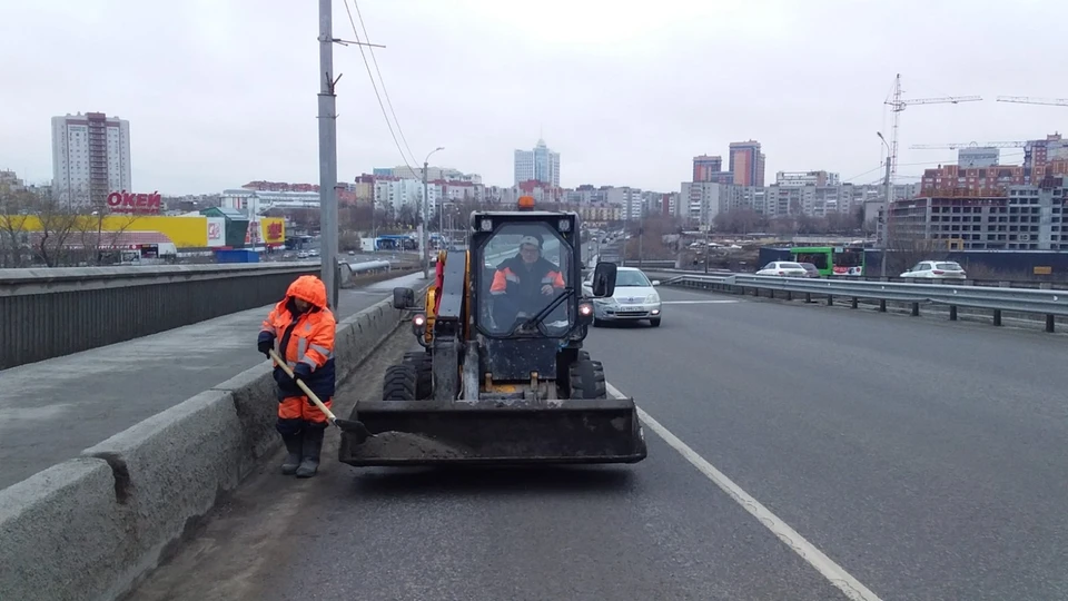 В Тюмени дорожные службы собрали пятьсот кубов мусора.