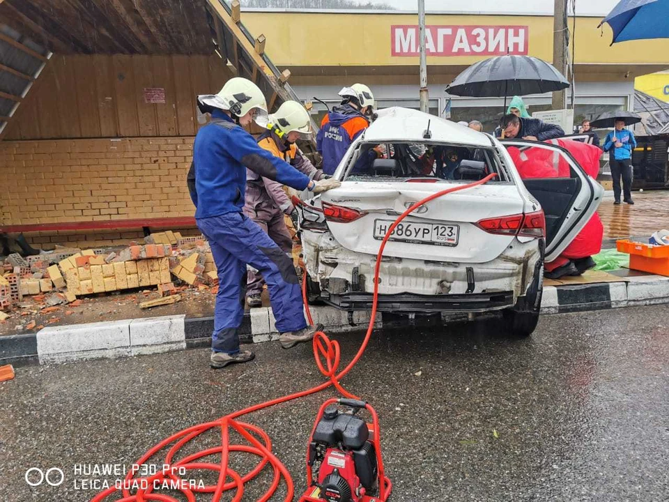Спасатели извлекают водителя из покореженного авто. Фото: ЮРПСО МЧС России