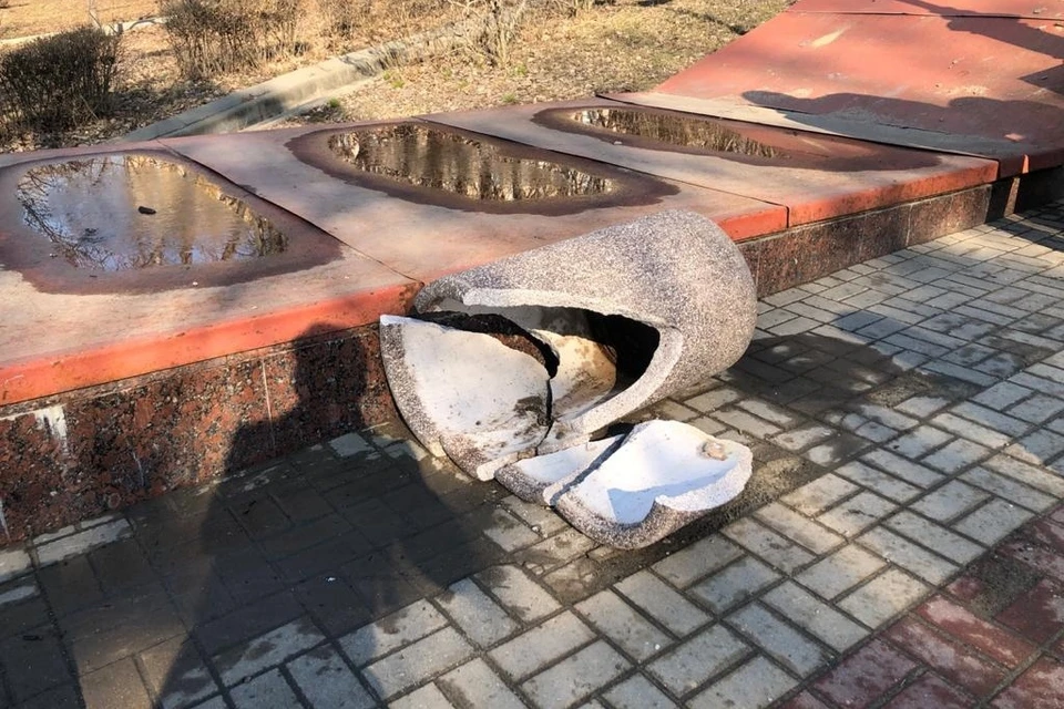 Вандалы разбили урну на Петровском спуске в Липецке