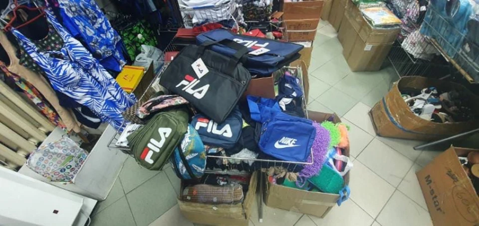 Полиция Белоярского района изъяла из продажи контрафактные сумки и кроссовки